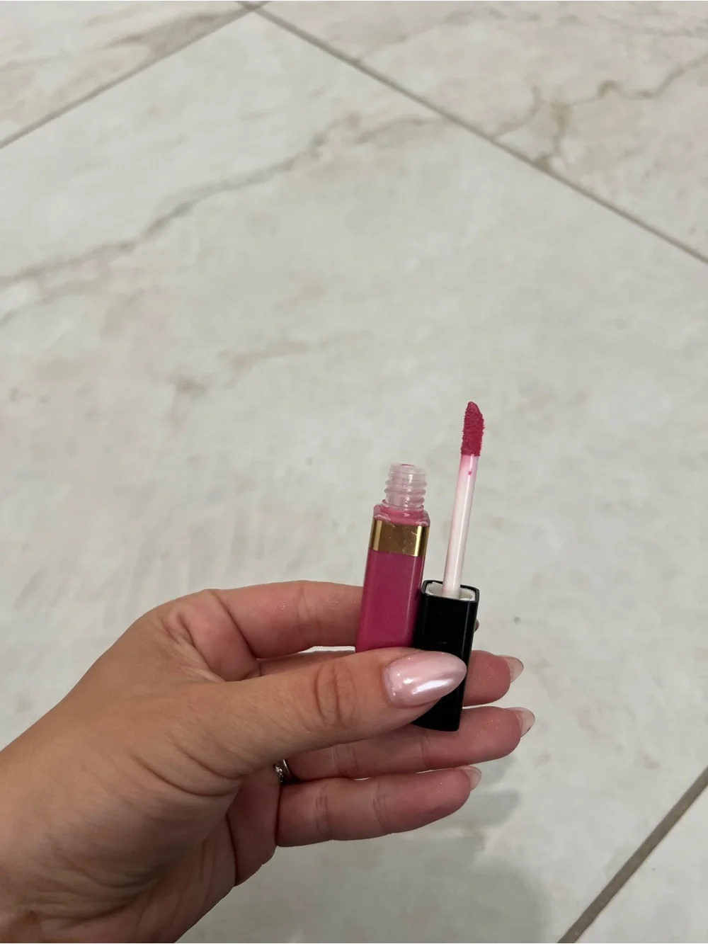 Elizabeth Arden Rose Pink Lip Gloss with Gold Accent Passion Fruit